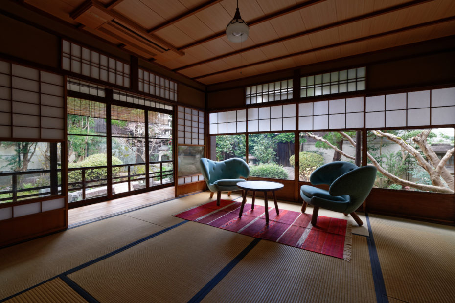 パノラマの日本庭園を楽しめる和室にフィン・ユールの家具をセレクト